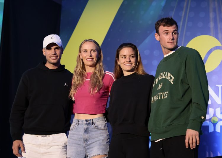 MEX3113. CIUDAD DE MÉXICO (MÉXICO), 28/11/2023.- Los tenistas profesionales (i-d) Carlos Alcaraz (España), Caroline Wozniacki (Dinamarca), María Sákkari (Grecia), y Tommy Paul (Estados Unidos), posan hoy durante una rueda de prensa previo al juego de exhibición Tennisfest, en Ciudad de México (México). El español Carlos Alcaraz, segundo del ránking de la ATP, retará este miércoles al estadounidense Tommy Paul, decimotercera raqueta del mundo, en un partido de exhibición en la Plaza de Toros México, que significará el regreso del murciano al país. Poco antes del duelo Alcaraz-Paul, la griega María Sakkari, novena de la clasificación de la WTA, enfrentará a la danesa Caroline Wozniacki, quien llegó a ser la número uno del mundo durante 71 semanas y ahora es 238 del ránking. EFE/José Méndez