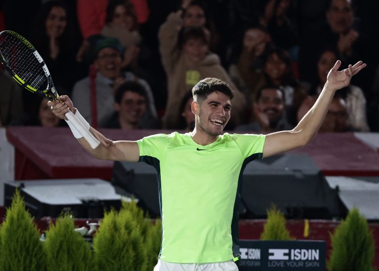MEX3254. CIUDAD DE MÉXICO (MÉXICO), 29/11/2023.- El tenista español Carlos Alcaraz sonríe hoy durante un partido de exhibición contra el estadounidense Tommy Paul, como parte del Tennis Fest en la Plaza de Toros México, en Ciudad de México (México). EFE/José Méndez