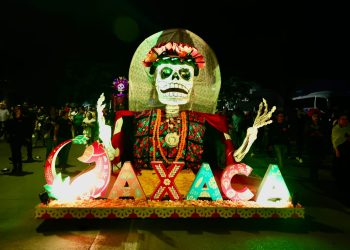 Celebra Oaxaca al máximo la Segunda Magna Comparsa en el Día de Muertos