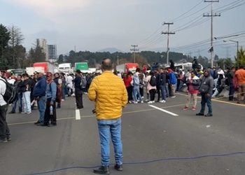 Cerrada la México-Toluca por pobladores san Lorenzo Huitzizilapan
