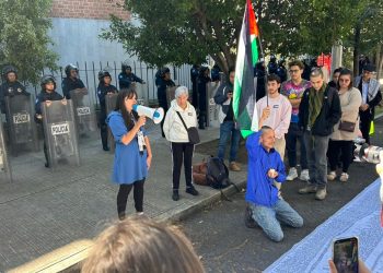 Activistas protestan en la embajada de Israel