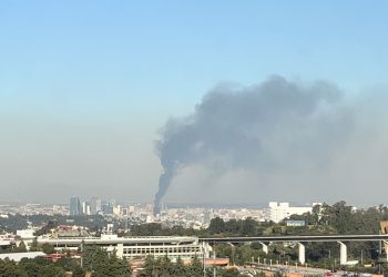 Fuerte incendio se registra en la zona centro de la CDMX