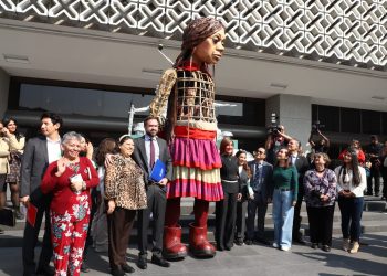 La Cámara de Diputados recibió a la pequeña “Amal”, marioneta que ha recorrido diversas naciones