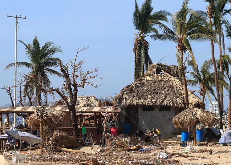 MEX611. ACAPULCO (MÉXICO), 02/11/2023.- Personas permanecen un una de zonas afectadas por el paso del huracán Otis, el 1 de noviembre de 2023, en el balneario de Acapulco, en el estado de Guerrero (México). El Gobierno mexicano emitió este jueves una declaratoria de desastre para 47 municipios del sureño estado de Guerrero a más de una semana del histórico huracán Otis, que ha dejado 46 muertos y 58 desaparecidos. EFE/David Guzmán