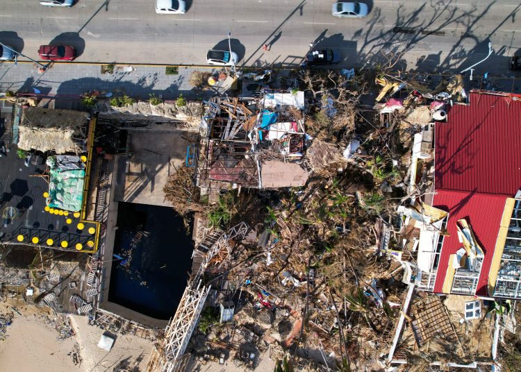 MEX504. ACAPULCO (MÉXICO), 01/11/2023.- Fotografía tomada con un drone que muestra zonas afectadas por el paso del huracán Otis, hoy en el balneario de Acapulco, en el estado de Guerrero (México). El Gobierno de México anunció este miércoles el plan de rescate y la cuantificación oficial de los daños en Guerrero tras una semana del impacto del huracán Otis, el ciclón más potente en la historia del Pacífico mexicano, para el que estima más de 61.313 millones de pesos (3.400 millones de dólares) y menos de dos años para lograr la reconstrucción. EFE/David Guzmán