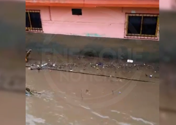 Más de dos metros de altura sufrieron inundaciones en Ciudad Renacimiento, relata un afectado