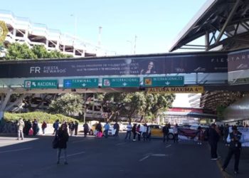 Mujeres se manifiestan en el AICM en demanda de medicamentos para el cáncer