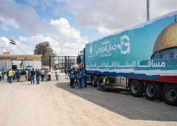 Llegan a Gaza nuevos convoyes de más de 50 camiones cargados con ayuda humanitaria