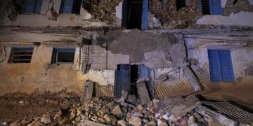 Fuerte terremoto sacude a Nepal y deja más de 150 muertos
