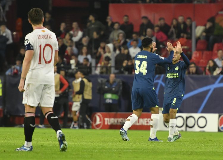 SEVILLA, 29/11/2023.- El centrocampista del PSV Ismael Saibari (c) celebra con Sergiño Dest (d) tras marcar ante el Sevilla, durante el partido de la fase de grupos de la Liga de Campeones que Sevilla y PSV Eindhoven disputan este miércoles en el estadio Ramón Sánchez-Pizjuán. EFE/ Raúl Caro