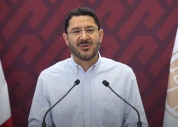 Martí Batres da su voto de confianza a Clara Brugada, afirma que con ella seguirá la transformación en la CDMX