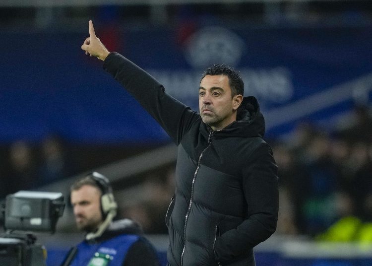 BARCELONA, 28/11/2023.- El técnico del FC Barcelona, Xavi Hernández, durante el encuentro correspondiente a la fase de grupos de la Liga de Campeones que disputan hoy martes frente al Oporto en el estadio Olímpico de Montjuic, en Barcelona. EFE / Alejandro García.