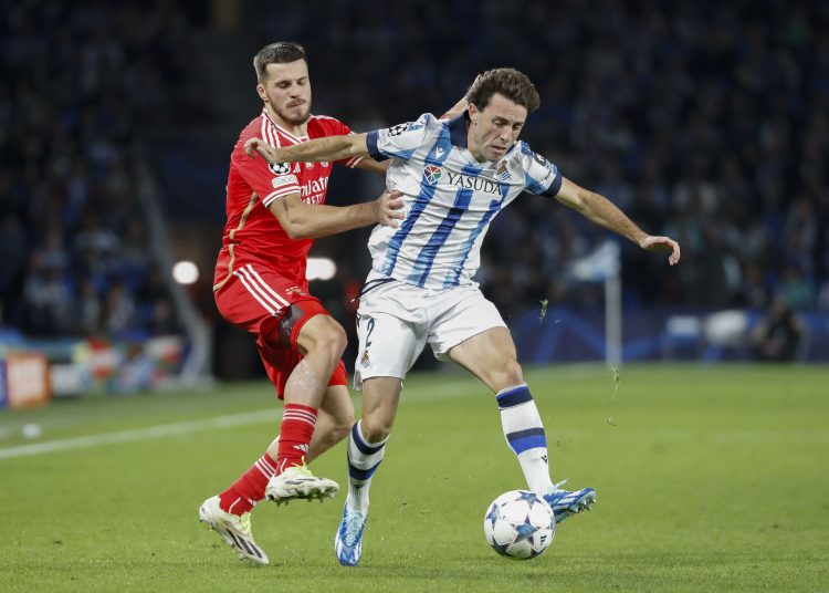 SAN SEBASTIÁN, 08/11/2023.- El defensa de la Real Sociedad Álvaro Odriozola (d) disputa el balón ante David Jurásek (i), centrocampista checo del Benfica, durante el partido de la fase de grupos de la Liga de Campeones entre la Real Sociedad y el Benfica, este miércoles en el Reale Arena. EFE/ Juan Herrero