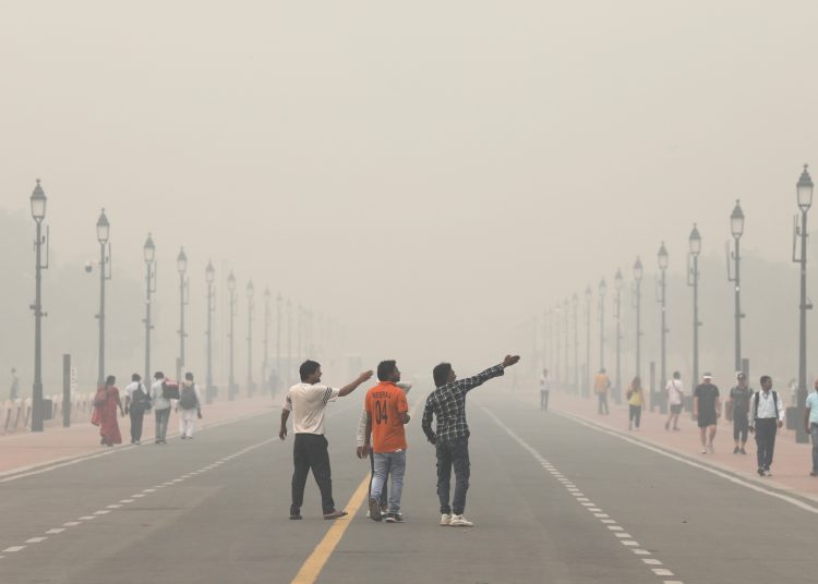New Delhi (India), 04/11/2023.- Indian people walk on a street as the city is engulfed in heavy smog at India gate, in New Delhi, India, 04 November 2023. Delhi and National Capital Region's Air Quality Index (AQI) slipped into the 'Severe and Hazardous' category, the Central Pollution Control Board (CPCB), reported. (Nueva Delhi) EFE/EPA/RAJAT GUPTA