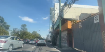 Automovilistas se quejan ante el cierre de carriles en Constituyentes por obras del Cablebús