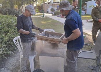 Israel: Arqueólogos buscan a víctimas mortales entre restos y cenizas