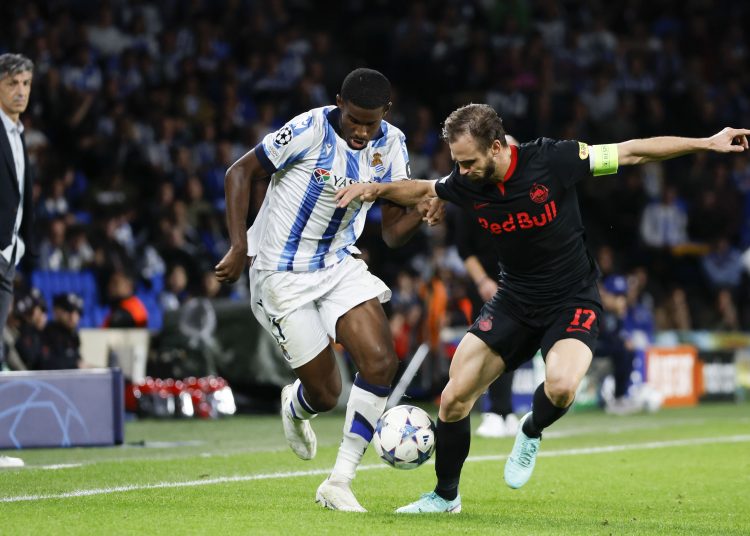 SAN SEBASTIÁN, 29/11/2023.- El delantero de la Real Sociedad Mohamed Ali-Cho (i) pelea un balón con Andreas Ulmer, del Salzburgo, durante el partido de la fase de grupos de la Liga de Campeones que Real Sociedad y Salzburgo disputan este miércoles en el Reale Arena, en San Sebastián. EFE/Javier Etxezarreta.