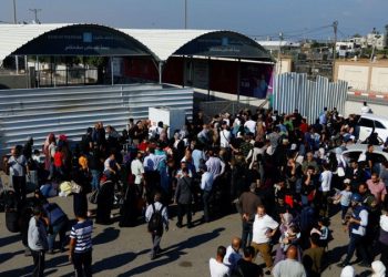 Cruzan de Gaza a Egipto 500 extranjeros y siete heridos tras reapertura de paso de Rafah