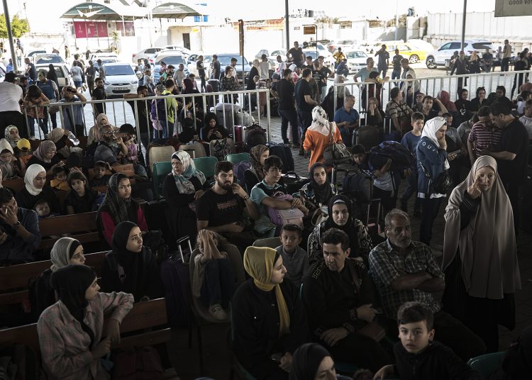 Gaza (---), 01/11/2023.- Palestinians wait to cross into Egypt at the Rafah border crossing between the Gaza Strip and Egypt, in Gaza, 01 November 2023. Ambulances carrying evacuees from the Gaza Strip were driven through the border crossing at Rafah on 01 November. As per the agreement made by Egypt, Israel, and Hamas, a number of foreign nationals and individuals with critical injuries will be permitted to evacuate the besieged territory. More than 8,500 Palestinians and at least 1,400 Israelis have been killed, according to the Israel Defense Forces (IDF) and the Palestinian health authority, since Hamas militants launched an attack against Israel from the Gaza Strip on 07 October, and the Israeli operations in Gaza and the West Bank which followed it. (Egipto) EFE/EPA/HAITHAM IMAD