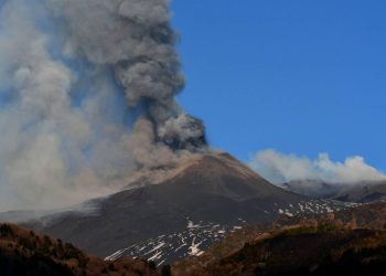 Elevan la alerta del volcán Etna al nivel amarillo por actividad eruptiva media