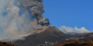 Elevan la alerta del volcán Etna al nivel amarillo por actividad eruptiva media