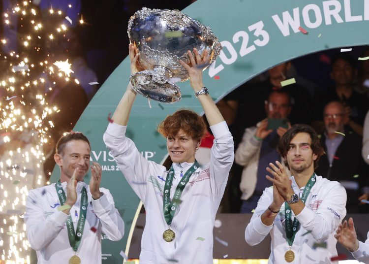 MÁLAGA 26/11/2023.- El equipo italiano celebra con serpentinas su victoria en la Copa Davis, este domingo en el Palacio de Deportes José María Martín Carpena de Málaga. Jannik Sinner (c), quien levanta la ensaladera, selló el segundo título de la Copa Davis en la historia de Italia después de vencer con autoridad a Alex de Miñaur (6-3 y 6-0). EFE/ Jorge Zapata