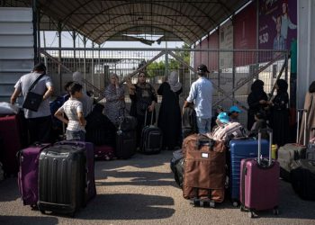 Cruzan a Egipto desde Gaza otros 329 extranjeros 