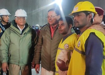 Rescatan con éxito a los 41 trabajadores atrapados por 17 días en un túnel en la India