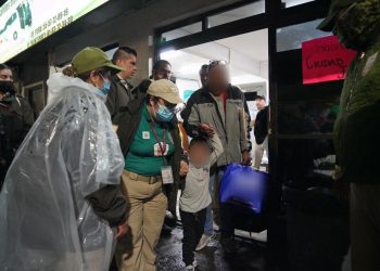 Autoridades retienen a 246 migrantes que estaban en la vía pública en Ciudad de México