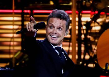 Cayó el sol, Luis Miguel sufre caída durante concierto