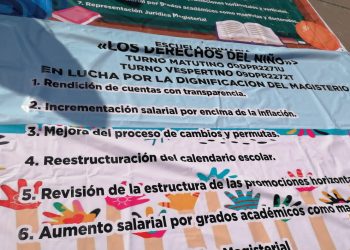 Maestros se manifiestan frente a Palacio Nacional para pedir incremento de salario