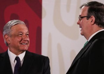 López Obrador celebra decisión de Ebrard de quedarse en Morena