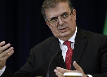 Marcelo Ebrard se queda en Morena