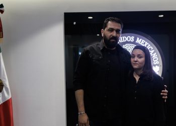 La segunda médica mexicana atrapada en la Franja de Gaza llega a México con su esposo