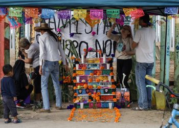 Activistas colocan ofrenda en muro fronterizo México-Estados Unidos en honor a migrantes fallecidos