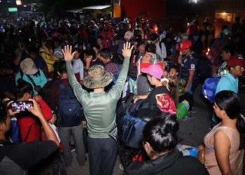 Caravana migrante bloquea carretera del sur de México resguardada por la Guardia Nacional