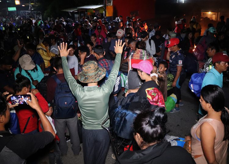 MEX1307. HUIXTLA (MÉXICO), 08/11/2023.- Migrantes avanzan en caravana la madrugada de hoy, en el municipio de Huixtla en el estado de Chiapas (México). Miles de migrantes de la caravana más numerosa que ha salido este año de la frontera sur de México bloquearon este miércoles una carretera resguardada por la Guardia Nacional (GN) para exigir su libre tránsito. EFE/Juan Manuel Blanco