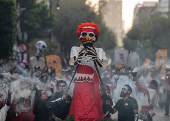 Desfile de Día de Muertos en CDMX rompe récord de asistencia