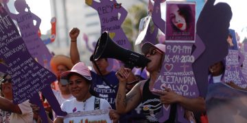 El papa pide combatir con educación la violencia contra las mujeres