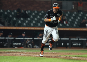 Victoria de los Naranjeros sobre los Sultanes en el juego 1