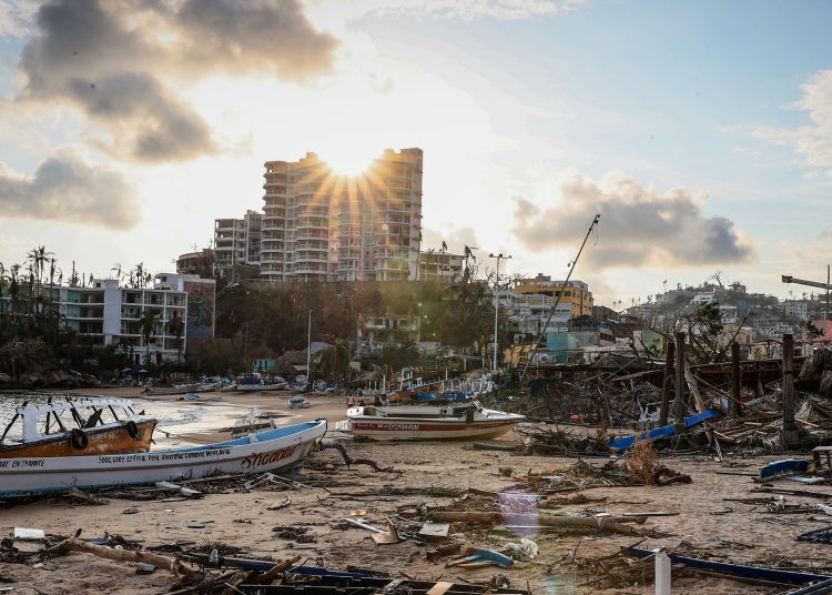 -FOTODELDÍA- MEX269. ACAPULCO (MÉXICO), 31/10/2023.- Fotografía de una zona afectada tras el paso del huracán Otis, hoy en el balneario de Acapulco, en el estado de Guerrero (México). Las labores de reparación y recuento de daños continúan en Acapulco, a seis días del impacto del huracán Otis, mientras empresas, aseguradoras y Gobierno mexicano evalúan los factores necesarios para la recuperación económica de uno de los principales destinos turísticos del país que, en una primera estimación, podría alcanzar 15.000 millones de dólares. EFE/David Guzmán