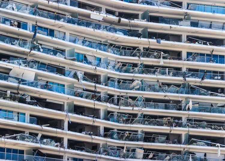 MEX806. ACAPULCO (MÉXICO), 03/11/2023.- Fotografía de la zona hotelera afectada tras el paso del huracán Otis, hoy en el balneario de Acapulco, en el estado de Guerrero (México). El Gobierno mexicano decidió mantener a Acapulco como sede del próximo Tianguis Turístico, el evento más importante del sector terciario en Latinoamérica, mientras su población e infraestructura se recupera a 10 días del azote del huracán Otis. EFE/David Guzmán