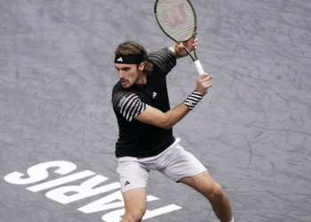 Tsitsipas firma ante Khachanov su triunfo 300 en París
