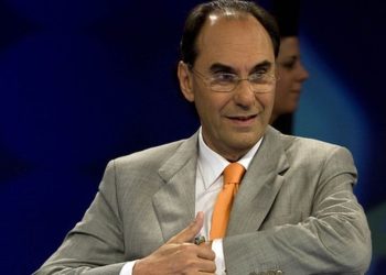 El político español Alejo Vidal-Quadras resulta herido al recibir un disparo en una calle de Madrid