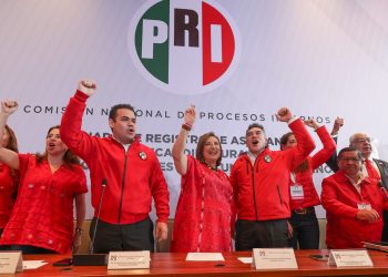 Arropada por PRD y PRI, Xóchitl Gálvez recibió por separado constancias como precandidata a la Presidencia