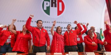 Arropada por PRD y PRI, Xóchitl Gálvez recibió por separado constancias como precandidata a la Presidencia
