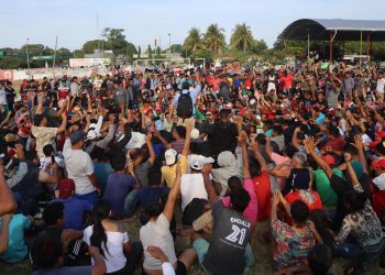Migrantes cuestionan el conteo que hace López Obrador de caravana