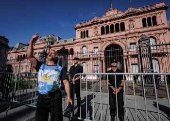 Milei supera su primera manifestación con dos detenidos
