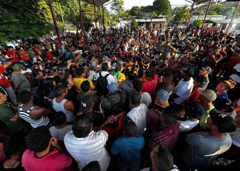 Al menos 2 mil migrantes abandonan caravana y avanzan solos en sur de México