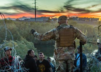 El gobernador texano firma ley que permite a policía detener y expulsar migrantes a México